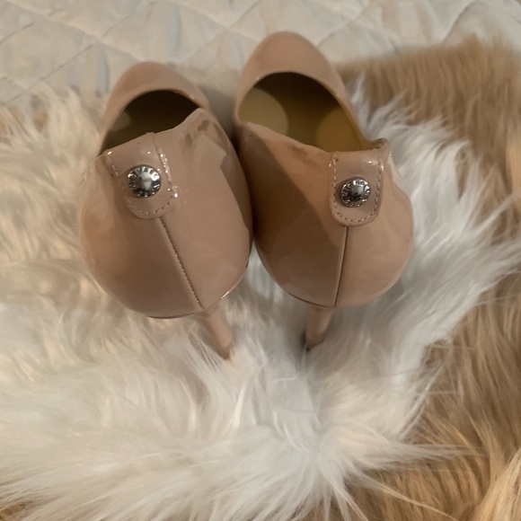 MICHAEL KORS TAN PATENT LEATHER ROUND TOE HEEL. - Picture 2 of 5